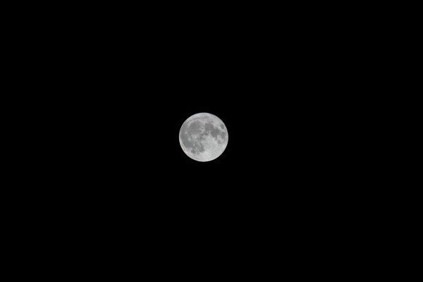 16-full-moon-in-night-sky.jpg